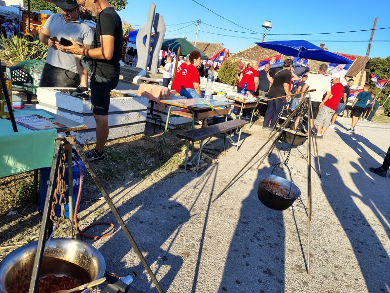 Satarašijada u Dragovcu okupila meštane i goste, Vučević o Požarevcu, Pavlović o ulaganjima u sela (FOTO) 31 Kuvanje sataraša na manifestaciji Običaji i tradicija našeg naroda u Dragovcu