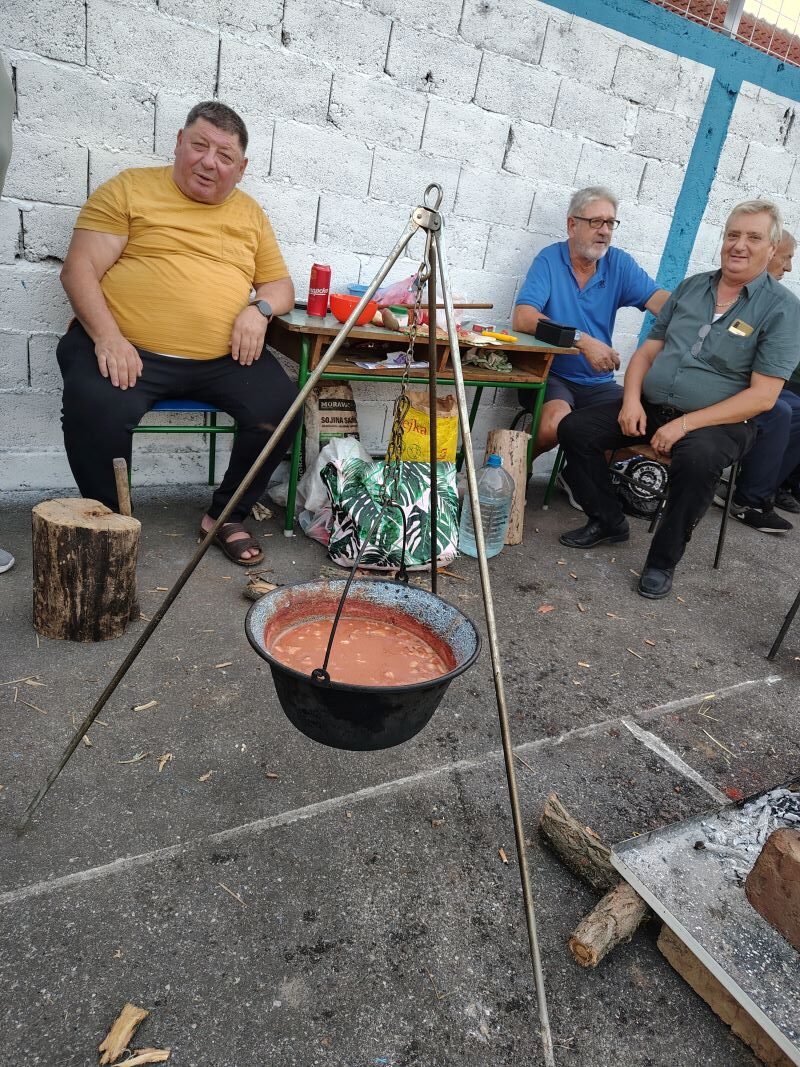 Ekipa na Takmičenju u kuvanju pasulja na manifestaciji Miholjski susreti sela Šapine