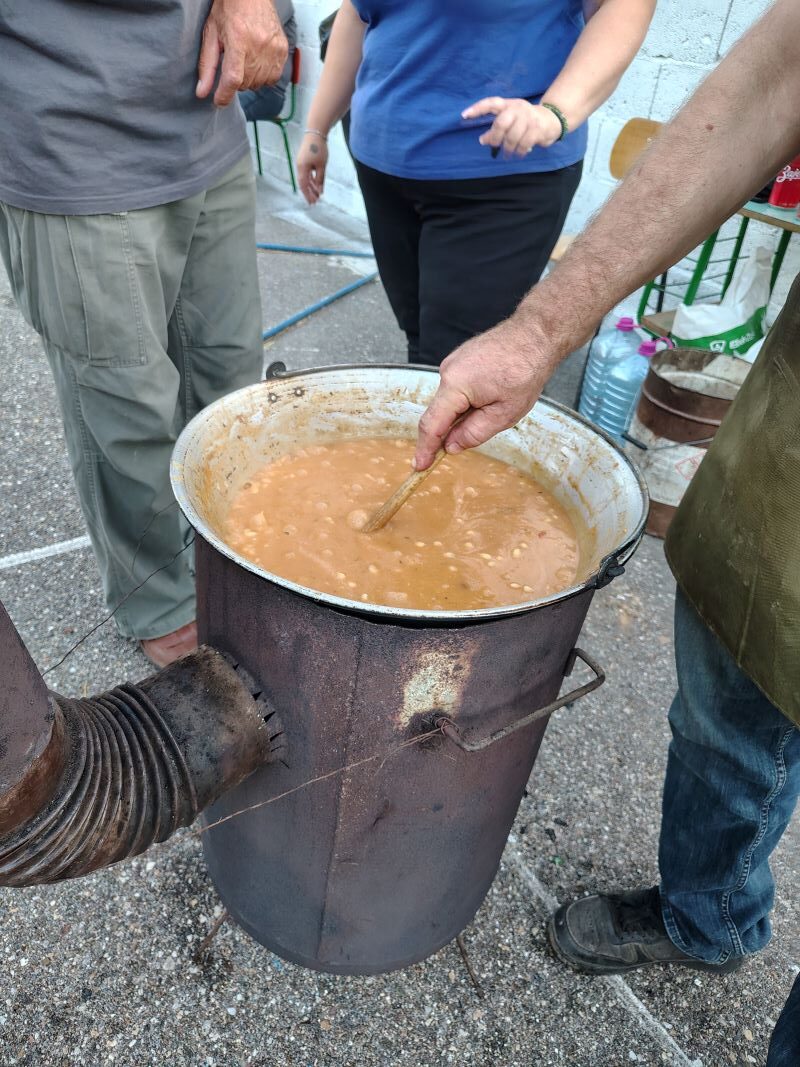 kuvanje pasulja na manifestaciji Miholjski susreti sela Šapine
