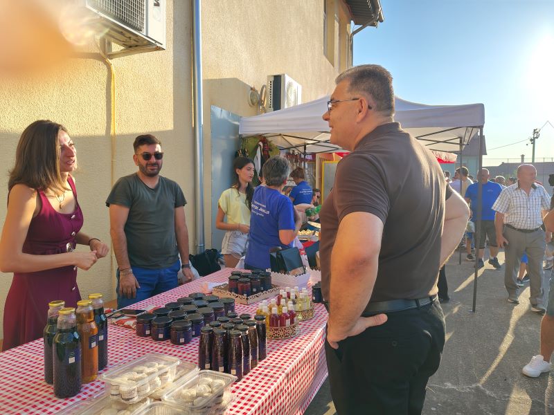 Predsednik Opštine Malo Crniće obilazi štandove na Miholjskim susretima sela u Šapinama