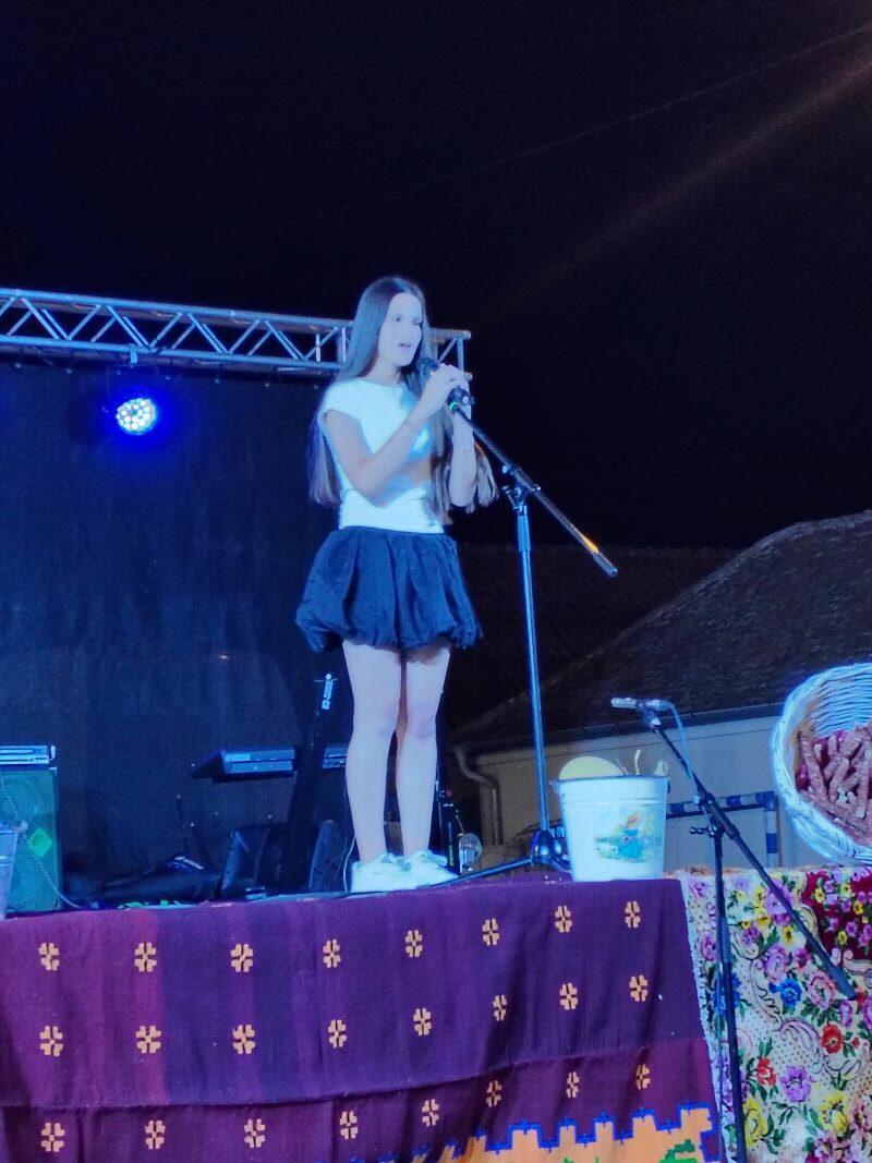 Recitatori na kulturno-umetničkom programu Miholjskih susreta sela u Šapinama