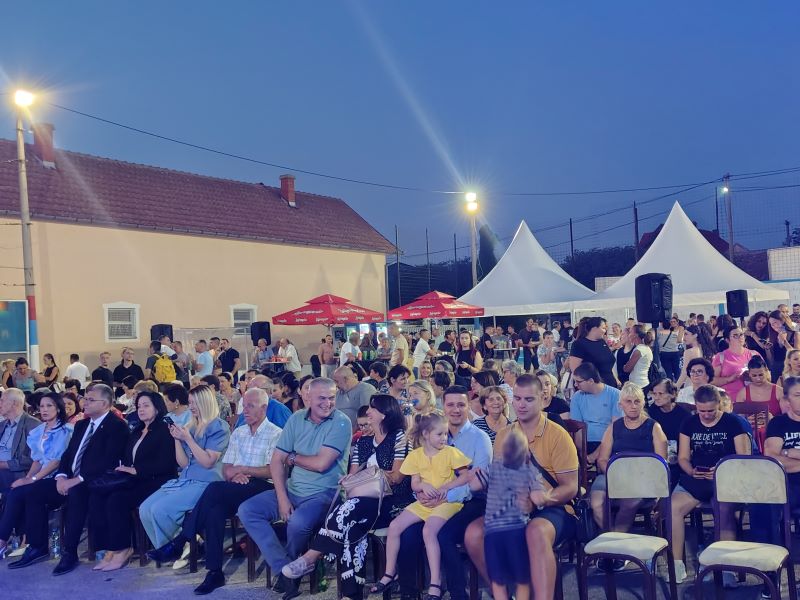 Miholjski susreti sela u Šapinama – publika na manifestaciji