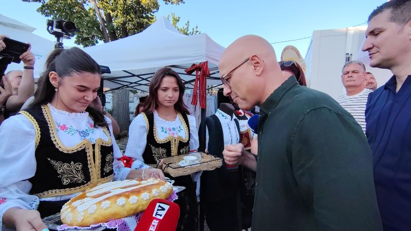 Satarašijada u Dragovcu okupila meštane i goste, Vučević o Požarevcu, Pavlović o ulaganjima u sela (FOTO) 21 Miloš Vučević tokom posete manifestaciji Običaji i tradicija našeg naroda u Dragovcu