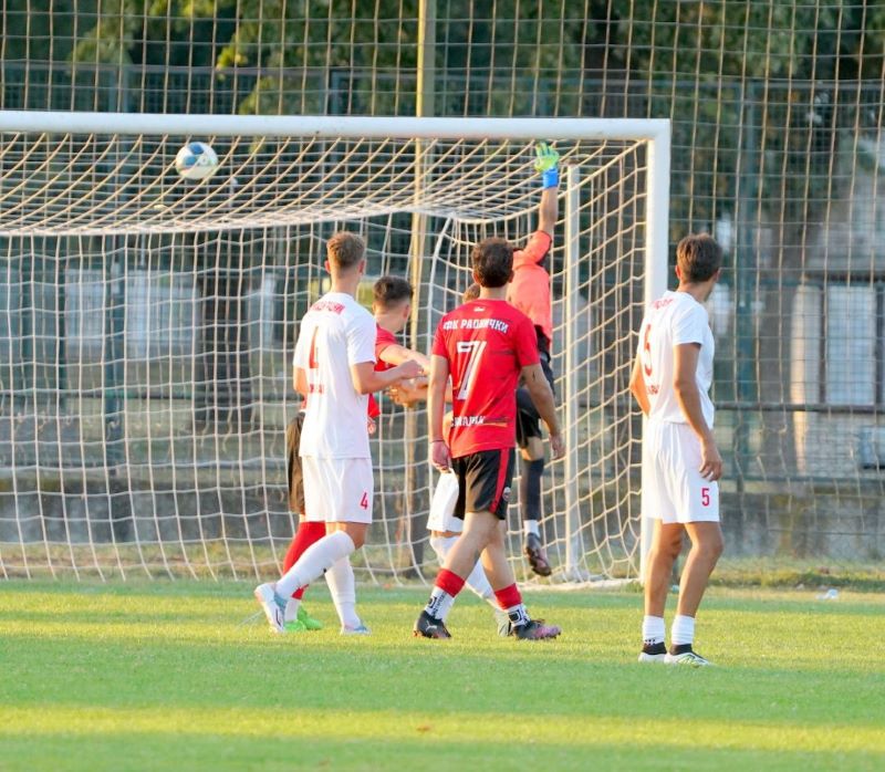 Fudbaleri FK Mladi Radnik 1926 na pripremnoj utakmici protiv Radničkog u Svilajncu, koja je završena rezultatom 1:1.