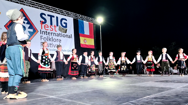 STIG FEST 2026: Crljenac treće večeri zasijao uz spektakularan vatromet i bogat folklorni program (FOTO) 26 Folklorna igra pred brojnom publikom u Crljencu