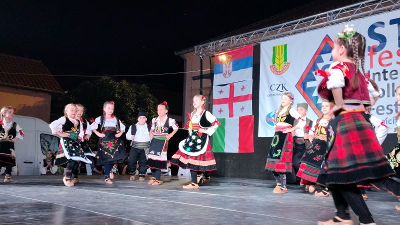 Tradicionalne narodne nošnje folkloraša na završnoj večeri