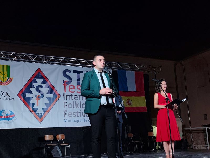 Nikola Tomić obraća se publici na završnom programu STIG FESTA