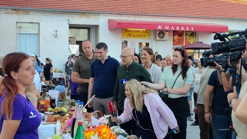 Satarašijada u Dragovcu okupila meštane i goste, Vučević o Požarevcu, Pavlović o ulaganjima u sela (FOTO) 23 Miloš Vučević tokom posete manifestaciji Običaji i tradicija našeg naroda u Dragovcu