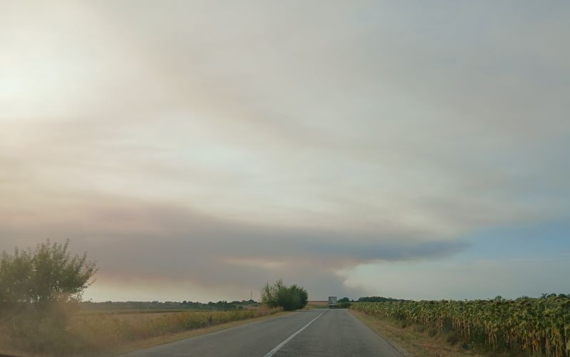 Pogled na dim iznad Deliblatske peščare vidljiv iz Braničevskog okruga