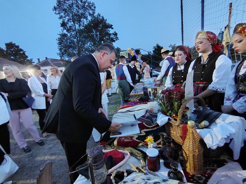 Predsednik Opštine Malo Crniće Mališa Antonijević u obilasku festivalskih štandova