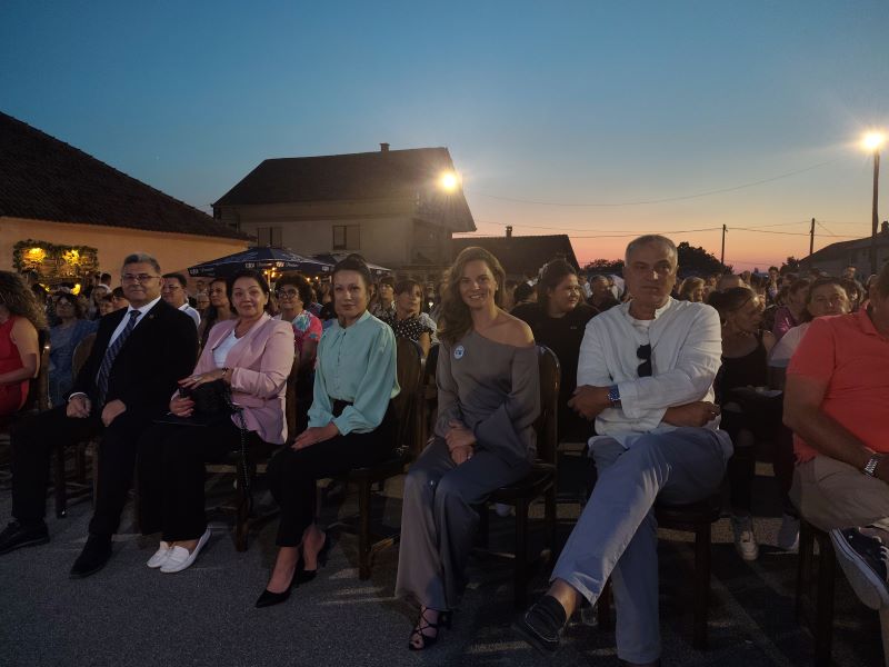 Predsednik opštine Malo Crniće Mališa Antonijević sa saradnicima na završnoj večeri STIG FESTA