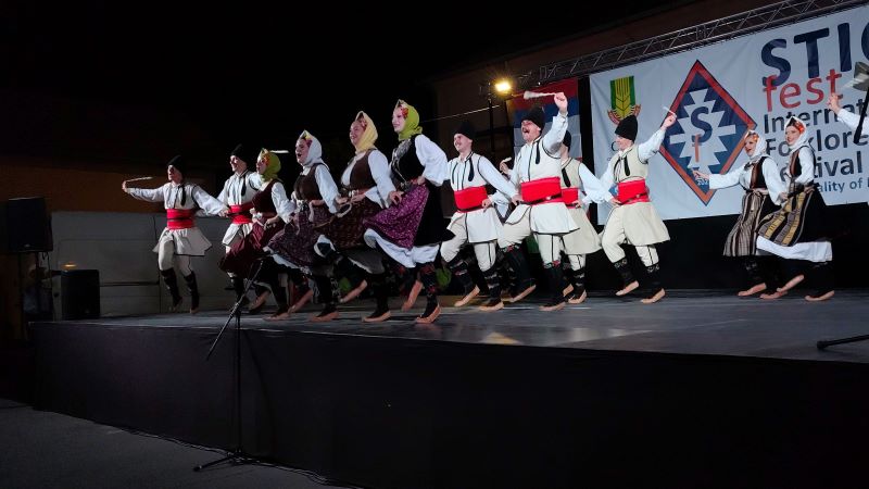 Folkloraši pred publikuom na završnom nastupu u Kobilju
