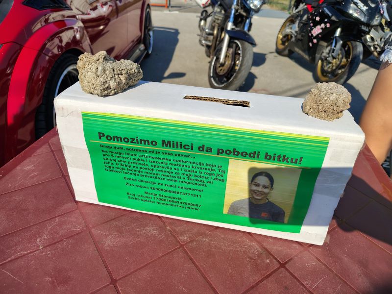 Road Crew Požarevac okupio ljubitelje automobila i motocikala u humanitarnoj akciji za Milicu i Jakšu 11 Kutija za donacije na humanitarnom skupu za Milicu i Jakšu u Požarevcu