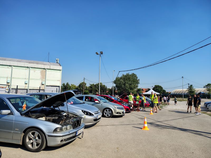 Automobili i učesnici humanitarnog skupa Road Crew Požarevac