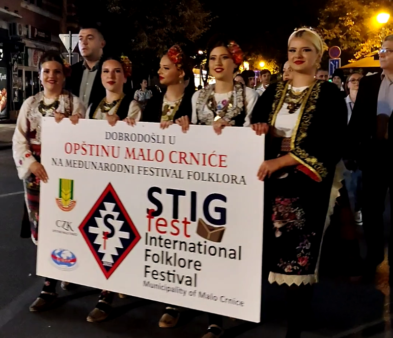 Učesnici festivala „Stig fest“ tokom svečanog defilea centralnim ulicama Požarevca.
