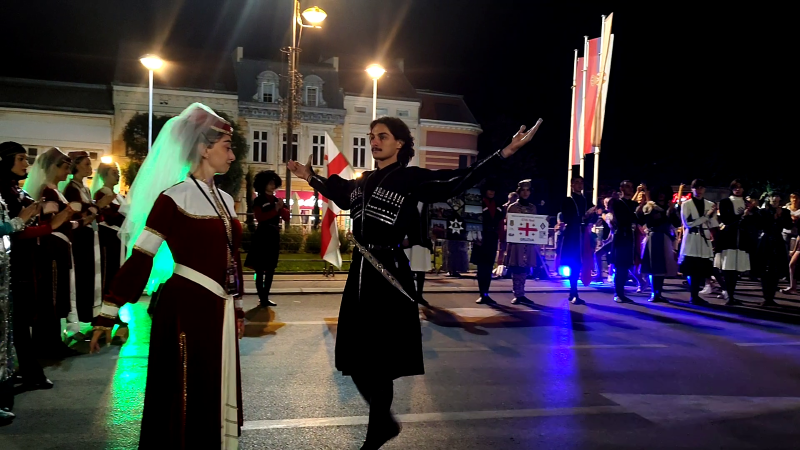 Učesnici „Stig festa“ prodefilovali Požarevcem i zaigrali srpsko kolo 20 Folklorni ansambl iz Gruzije tokom defilea učesnika festivala „Stig fest“.