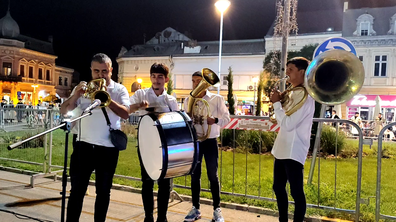 Učesnici „Stig festa“ prodefilovali Požarevcem i zaigrali srpsko kolo 16 Učesnici festivala „Stig fest“ okupljeni u centru Požarevca nakon defilea.