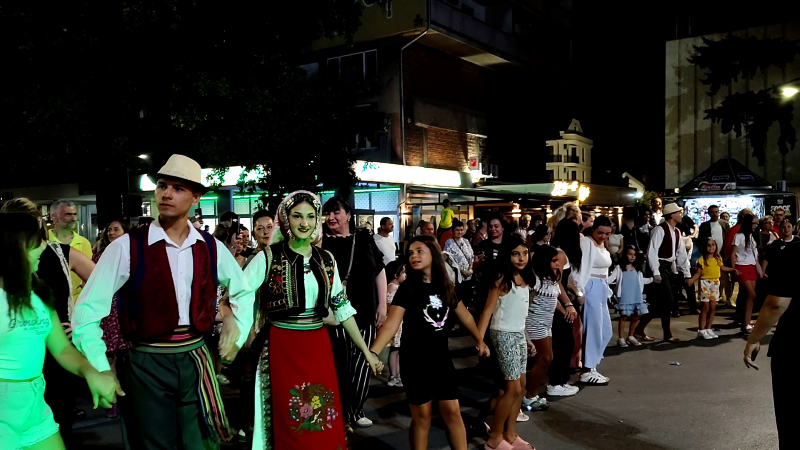 Učesnici „Stig festa“ prodefilovali Požarevcem i zaigrali srpsko kolo 23 Zajedničko kolo učesnika i posetilaca obeležilo festival „Stig fest“ u centru Požarevca.