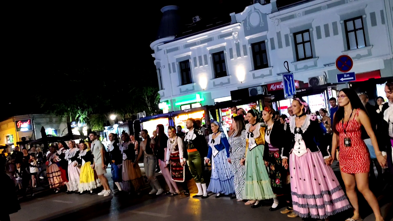 Učesnici „Stig festa“ prodefilovali Požarevcem i zaigrali srpsko kolo 24 Učesnici i građani zajedno igraju srpsko kolo na kružnom toku u centru Požarevca tokom festivala „Stig fest“.