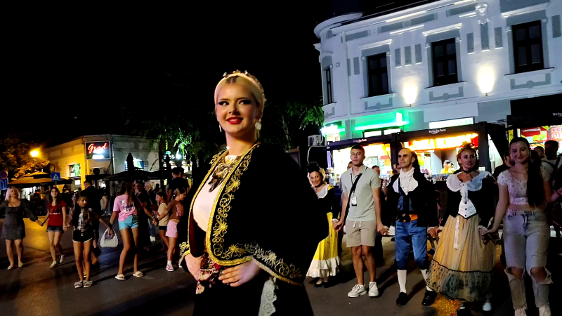 Učesnici „Stig festa“ prodefilovali Požarevcem i zaigrali srpsko kolo 17 Domaći folklorni ansambl iz Srbije tokom svečanog defilea u centru Požarevca.