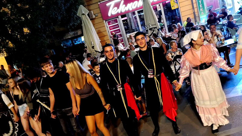 Učesnici „Stig festa“ prodefilovali Požarevcem i zaigrali srpsko kolo 27 Učesnici festivala „Stig fest“ okupljeni u centru Požarevca nakon defilea.