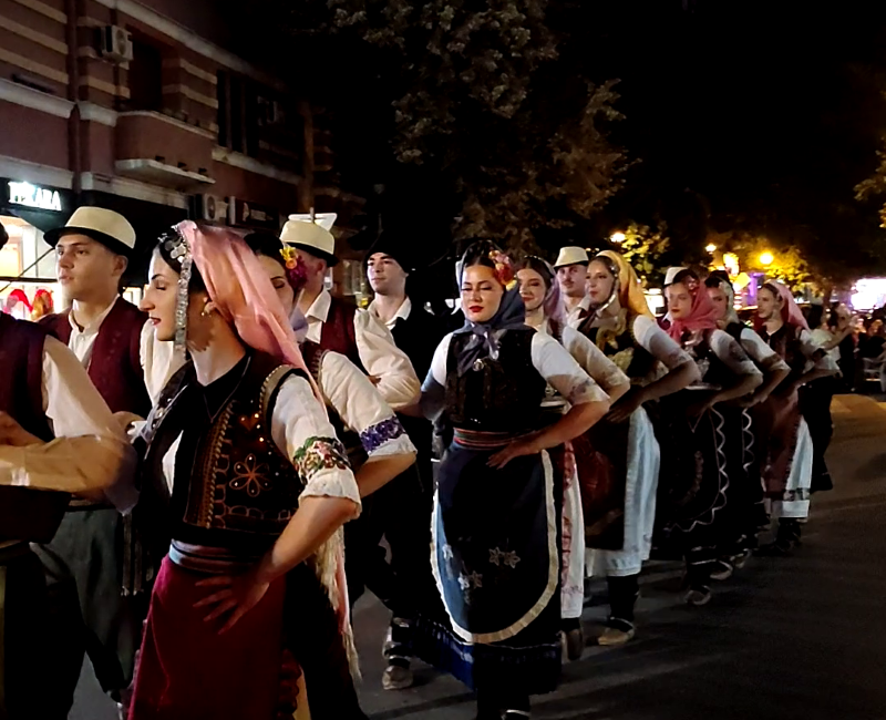 Učesnici „Stig festa“ prodefilovali Požarevcem i zaigrali srpsko kolo 26 Učesnici Međunarodnog festivala folklora „Stig fest“ tokom svečanog defilea centralnim ulicama Požarevca.