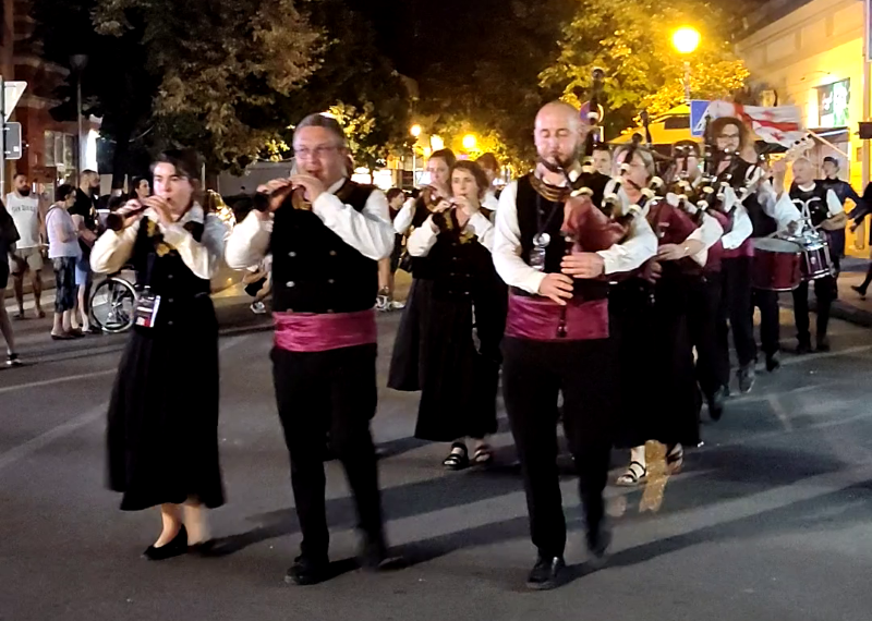 Učesnici „Stig festa“ prodefilovali Požarevcem i zaigrali srpsko kolo 25 Učesnici festivala „Stig fest“ okupljeni u centru Požarevca nakon defilea.