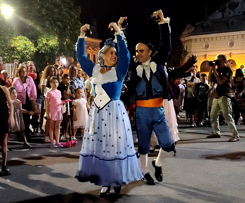 Učesnici „Stig festa“ prodefilovali Požarevcem i zaigrali srpsko kolo 19 Folklorni ansambl iz Španije u tradicionalnim nošnjama tokom defilea u Požarevcu.
