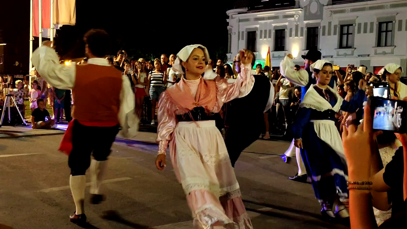 Učesnici „Stig festa“ prodefilovali Požarevcem i zaigrali srpsko kolo 22 Folklorni ansambl iz Italije tokom predstavljanja na festivalu „Stig fest“ u Požarevcu.
