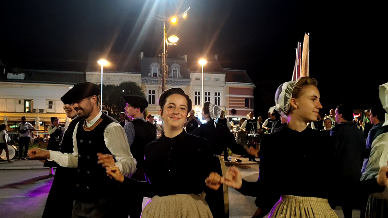 Učesnici „Stig festa“ prodefilovali Požarevcem i zaigrali srpsko kolo 21 Folklorni ansambl iz Francuske u tradicionalnim nošnjama tokom festivalskog defilea.