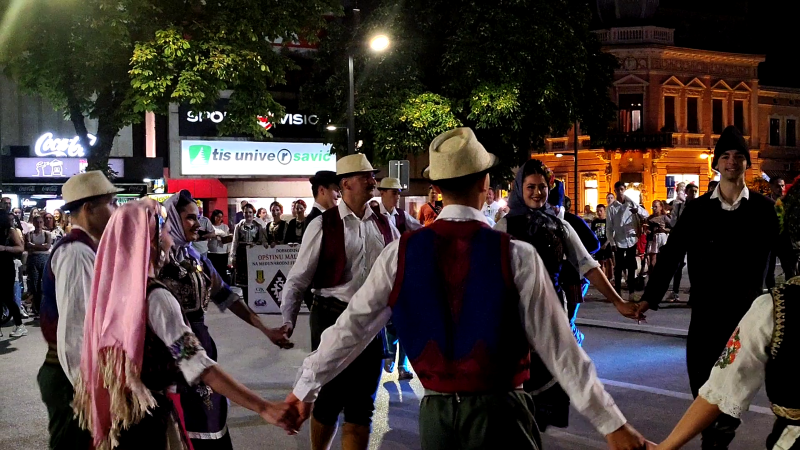 Učesnici „Stig festa“ prodefilovali Požarevcem i zaigrali srpsko kolo 18 Domaći folklorni ansambl iz Srbije tokom svečanog defilea u centru Požarevca.