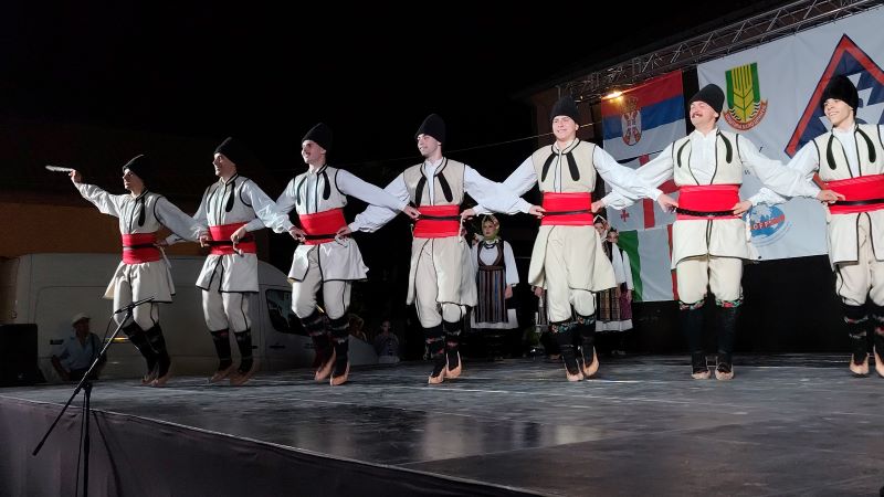Učesnici STIG FESTA na bini predstavljaju svoje nacionalne tradicije