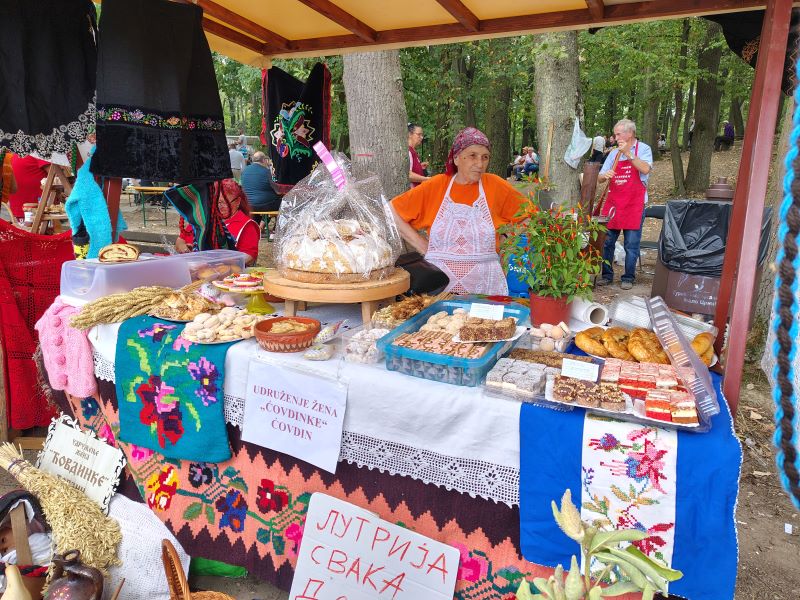 Održano „Stiško poselo“ kod jezera Zaova: Tradicija, gastronomija, kultura i muzika okupili brojne posetioce (FOTO) 50 Tradicionalne rukotvorine predstavljene na Stiškom poselu