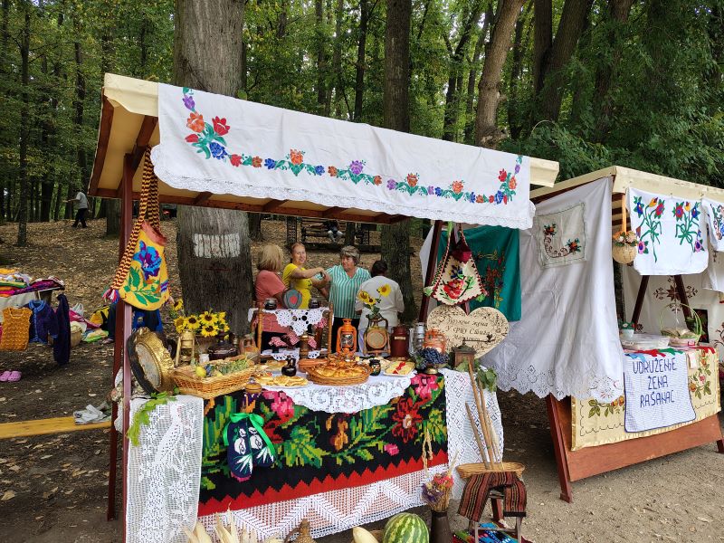 Održano „Stiško poselo“ kod jezera Zaova: Tradicija, gastronomija, kultura i muzika okupili brojne posetioce (FOTO) 53 Udruženje žena iz Majilovca na manifestaciji Stiško poselo 2026