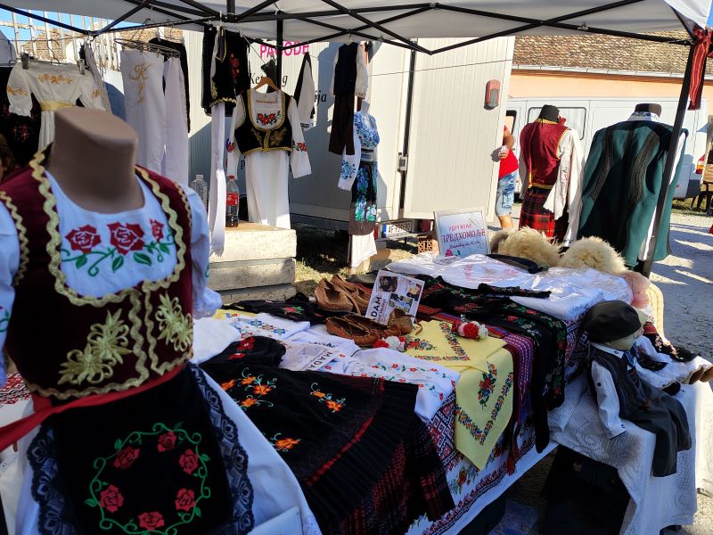 Satarašijada u Dragovcu okupila meštane i goste, Vučević o Požarevcu, Pavlović o ulaganjima u sela (FOTO) 26 Narodne nošnje na manifestaciji Običaji i tradicija našeg naroda u Dragovcu