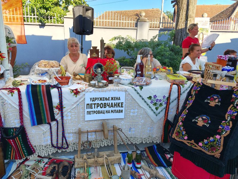 Satarašijada u Dragovcu okupila meštane i goste, Vučević o Požarevcu, Pavlović o ulaganjima u sela (FOTO) 33 Petrovčanke na manifestaciji Običaji i tradicija našeg naroda u Dragovcu