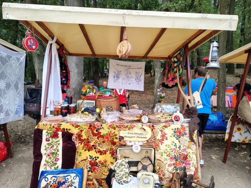 Održano „Stiško poselo“ kod jezera Zaova: Tradicija, gastronomija, kultura i muzika okupili brojne posetioce (FOTO) 51 Proizvodi i rukotvorine udruženja žena na Stiškom poselu