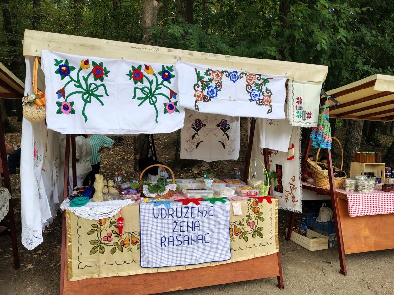 Održano „Stiško poselo“ kod jezera Zaova: Tradicija, gastronomija, kultura i muzika okupili brojne posetioce (FOTO) 54 Udruženja žena iz Rašanca na manifestaciji Stiško poselo 2026