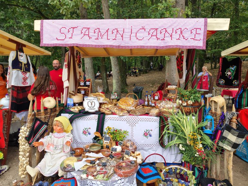 Održano „Stiško poselo“ kod jezera Zaova: Tradicija, gastronomija, kultura i muzika okupili brojne posetioce (FOTO) 49 Etno izložba udruženja žena na Stiškom poselu