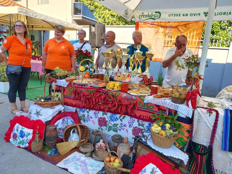 Satarašijada u Dragovcu okupila meštane i goste, Vučević o Požarevcu, Pavlović o ulaganjima u sela (FOTO) 32 Stand na manifestaciji Običaji i tradicija našeg naroda u Dragovcu