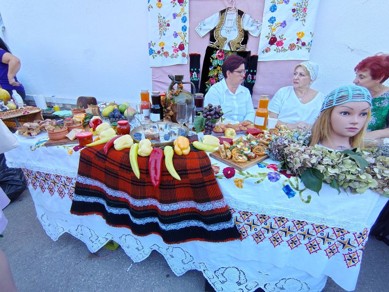 Satarašijada u Dragovcu okupila meštane i goste, Vučević o Požarevcu, Pavlović o ulaganjima u sela (FOTO) 28 Paprika na manifestaciji Običaji i tradicija našeg naroda u Dragovcu