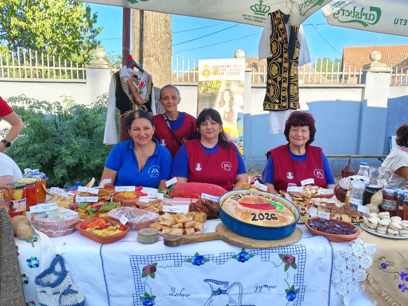 Satarašijada u Dragovcu okupila meštane i goste, Vučević o Požarevcu, Pavlović o ulaganjima u sela (FOTO) 34 Stand sestra Jelica na manifestaciji Običaji i tradicija našeg naroda u Dragovcu