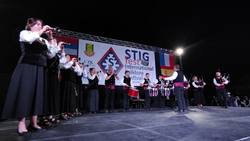 STIG FEST 2026: Crljenac treće večeri zasijao uz spektakularan vatromet i bogat folklorni program (FOTO) 23 Folklorni ansambli iz Francuske u Crljencu