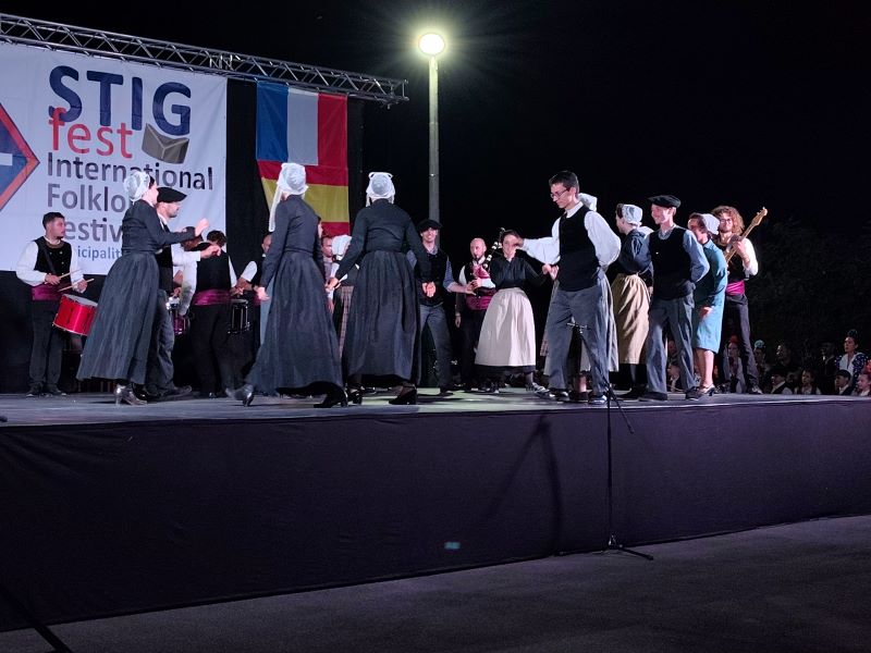 STIG FEST 2026: Crljenac treće večeri zasijao uz spektakularan vatromet i bogat folklorni program (FOTO) 24 Folklorni ansambl Francuske na sceni u Crljencu