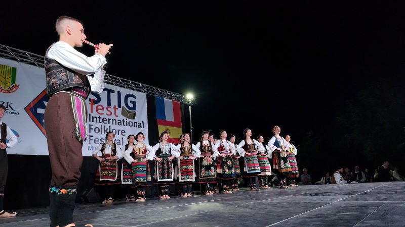 STIG FEST 2026: Crljenac treće večeri zasijao uz spektakularan vatromet i bogat folklorni program (FOTO) 27 Na sceni folklorni ansambl opštine Malo Crniće