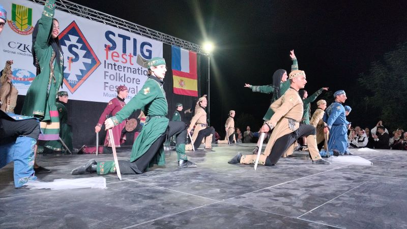 STIG FEST 2026: Crljenac treće večeri zasijao uz spektakularan vatromet i bogat folklorni program (FOTO) 28 Narodne nošnje i folklor na STIG FESTU u Crljencu