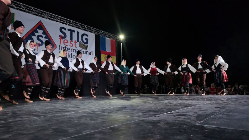 STIG FEST 2026: Crljenac treće večeri zasijao uz spektakularan vatromet i bogat folklorni program (FOTO) 31 Folklorni ansambl opštine Malo Crniće tokom nastupa