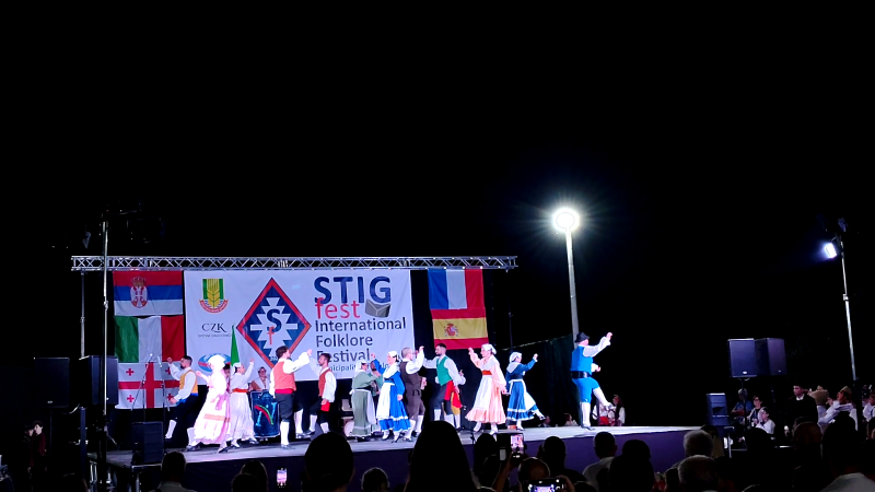 STIG FEST 2026: Crljenac treće večeri zasijao uz spektakularan vatromet i bogat folklorni program (FOTO) 32 Folkloraši iz Italije na trećoj večeri STIG FESTA