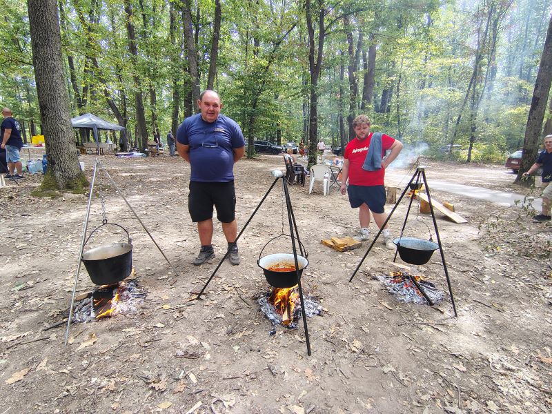 Održano „Stiško poselo“ kod jezera Zaova: Tradicija, gastronomija, kultura i muzika okupili brojne posetioce (FOTO) 44 Takmičenje u pripremanju gulaša na Stiškom poselu