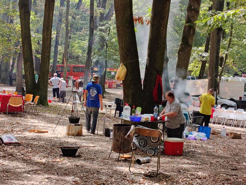Održano „Stiško poselo“ kod jezera Zaova: Tradicija, gastronomija, kultura i muzika okupili brojne posetioce (FOTO) 46 Takmičenje u pripremanju riblje čorbe na Stiškom poselu
